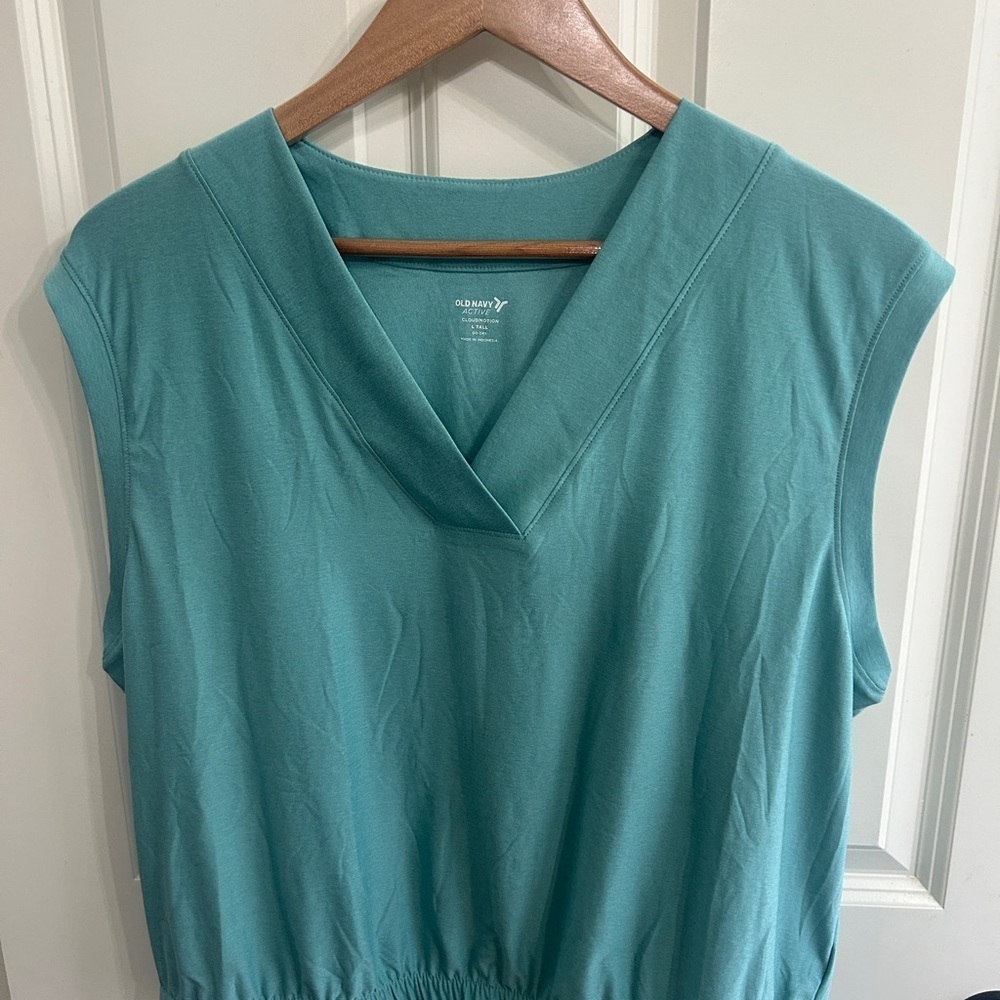 NWOT Old Navy Active Cloud Motion Large Tall Teal Sleeveless V-Neck Top. Go dry